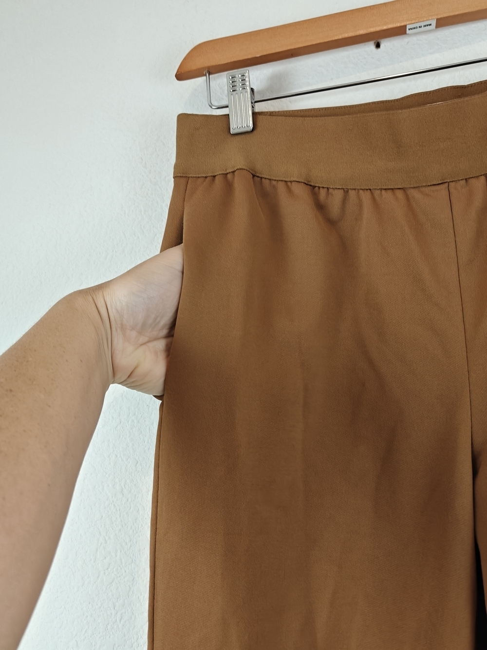 Alice + Olivia “Pete” Camel Jogger Pants Luxe Casual Chic Effortless Evelvated S - Picture 10 of 10